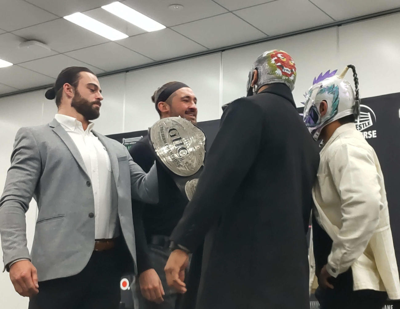 フェイスオフでももめる（左から）GLGのモリス、グリーン、挑戦者組のアルファ・ウルフ、ドラゴン・ベイン