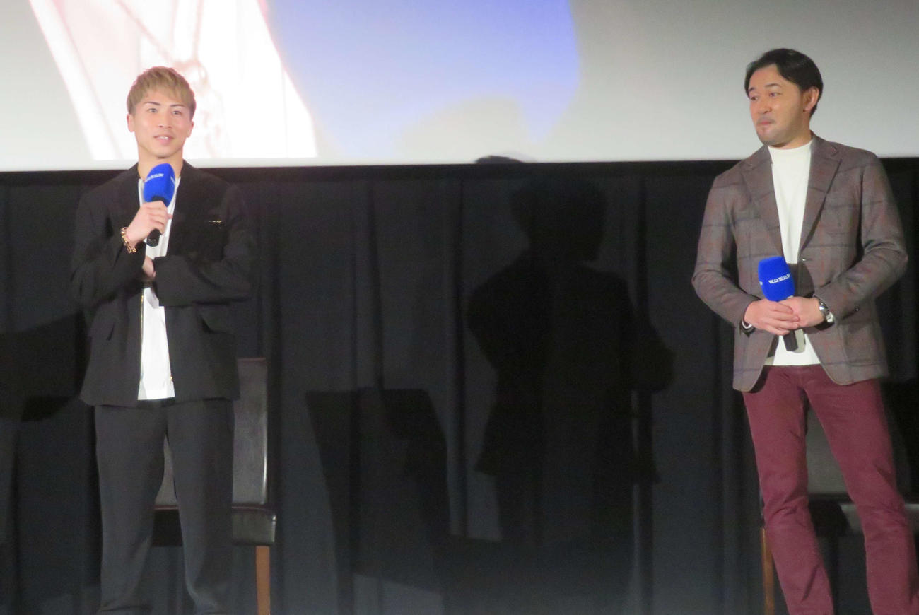 元WBC世界バンタム級王者山中慎介氏（右）とトークイベントに臨んだ4団体統一スーパーバンタム級王者井上尚弥