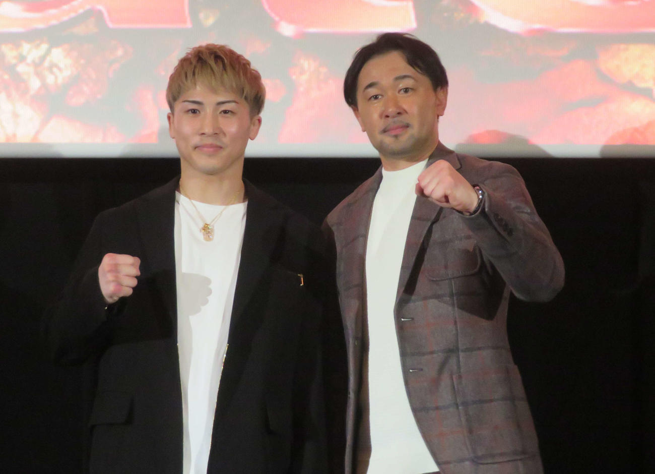 福岡市内で行われたWOWOWエキサイトマッチのファン感謝祭イベントで元WBC世界バンタム級王者山中慎介氏（右）とトークした井上尚弥