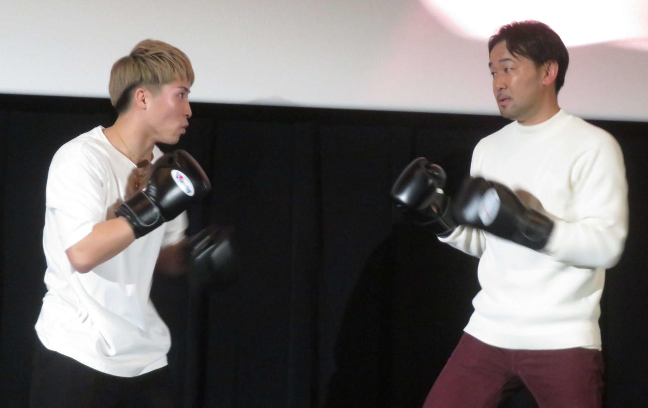 WOWOWエキサイトマッチのファン感謝祭の中で、元WBC世界バンタム級王者山中慎介氏（右）と軽く拳を当てた井上尚弥