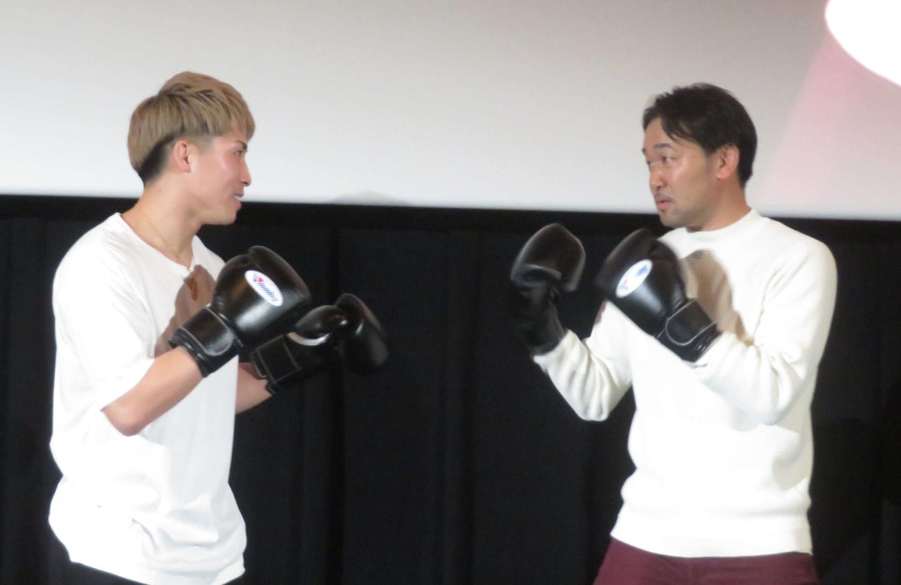 イベントの中でで軽めのスパーリングに臨んだ元WBC世界バンタム級王者山中慎介氏（右）と井上尚弥