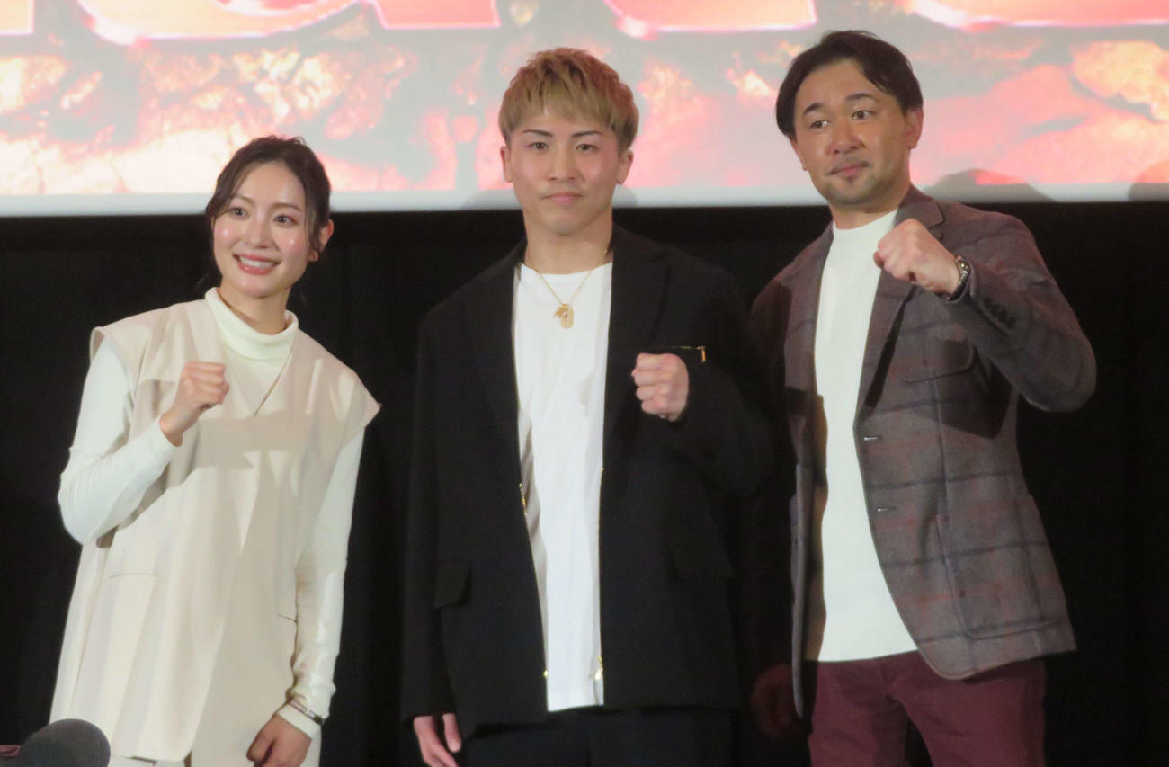 WOWOWエキサイトマッチのファン感謝祭イベントに出席した井上尚弥（中央）、元WBC世界バンタム級王者山中慎介氏（右端）、WOWOW市場里奈アナ