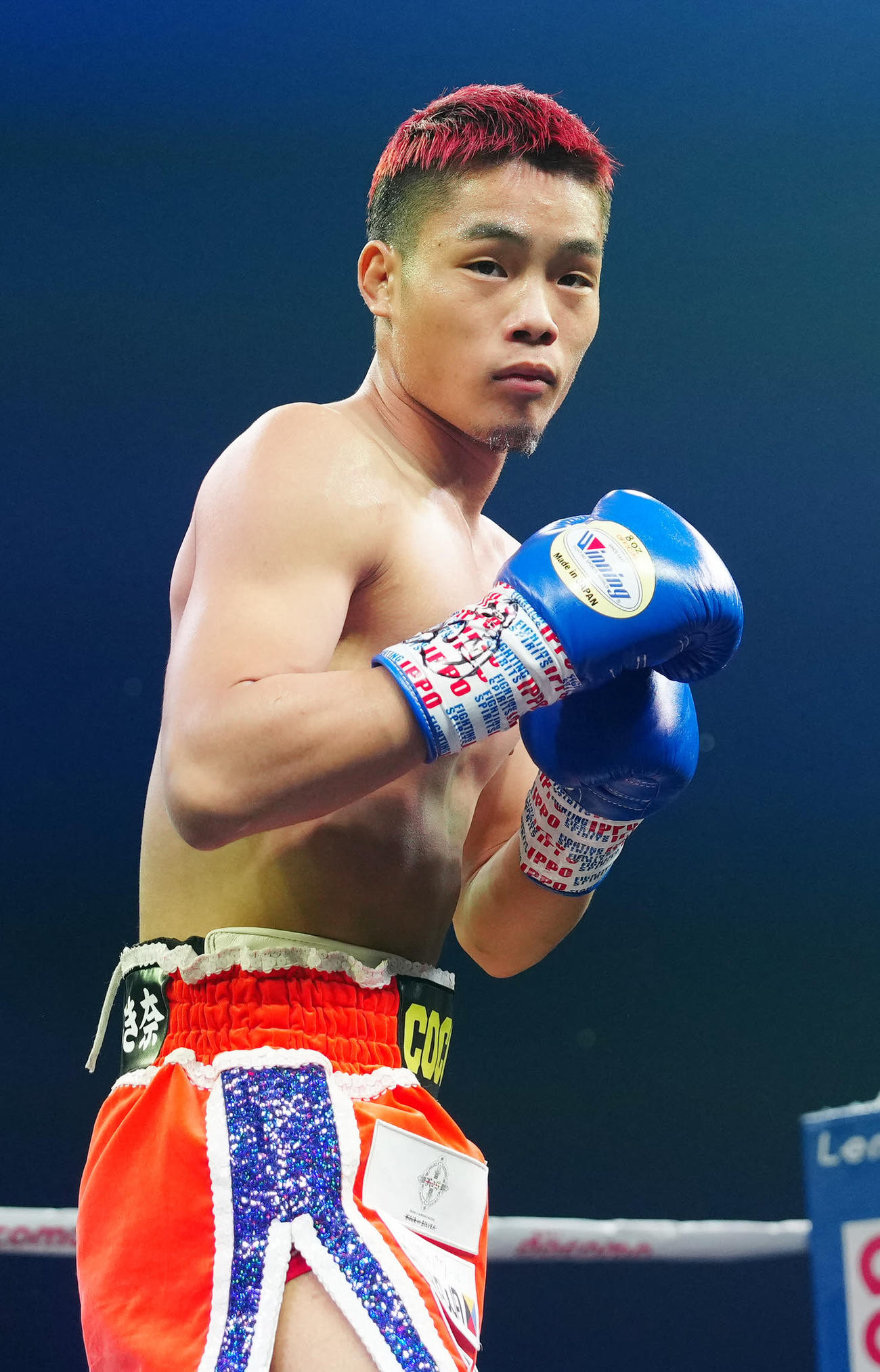 日本バンタム級タイトルマッチ10回戦　1回に臨む穴口一輝さん（23年12月26日）