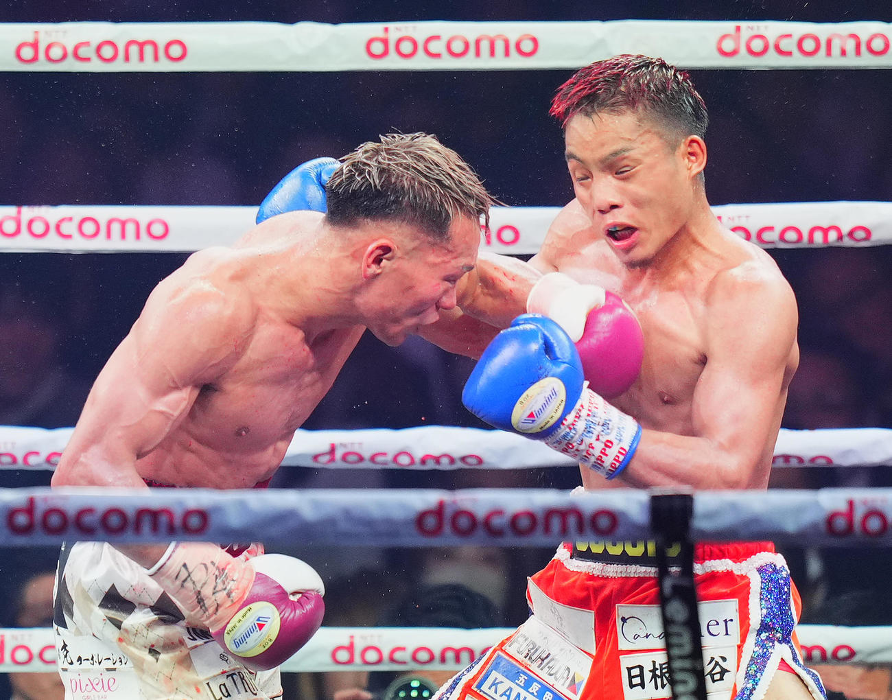 6回、穴口（右）に左フックを入れる堤（2023年12月撮影）