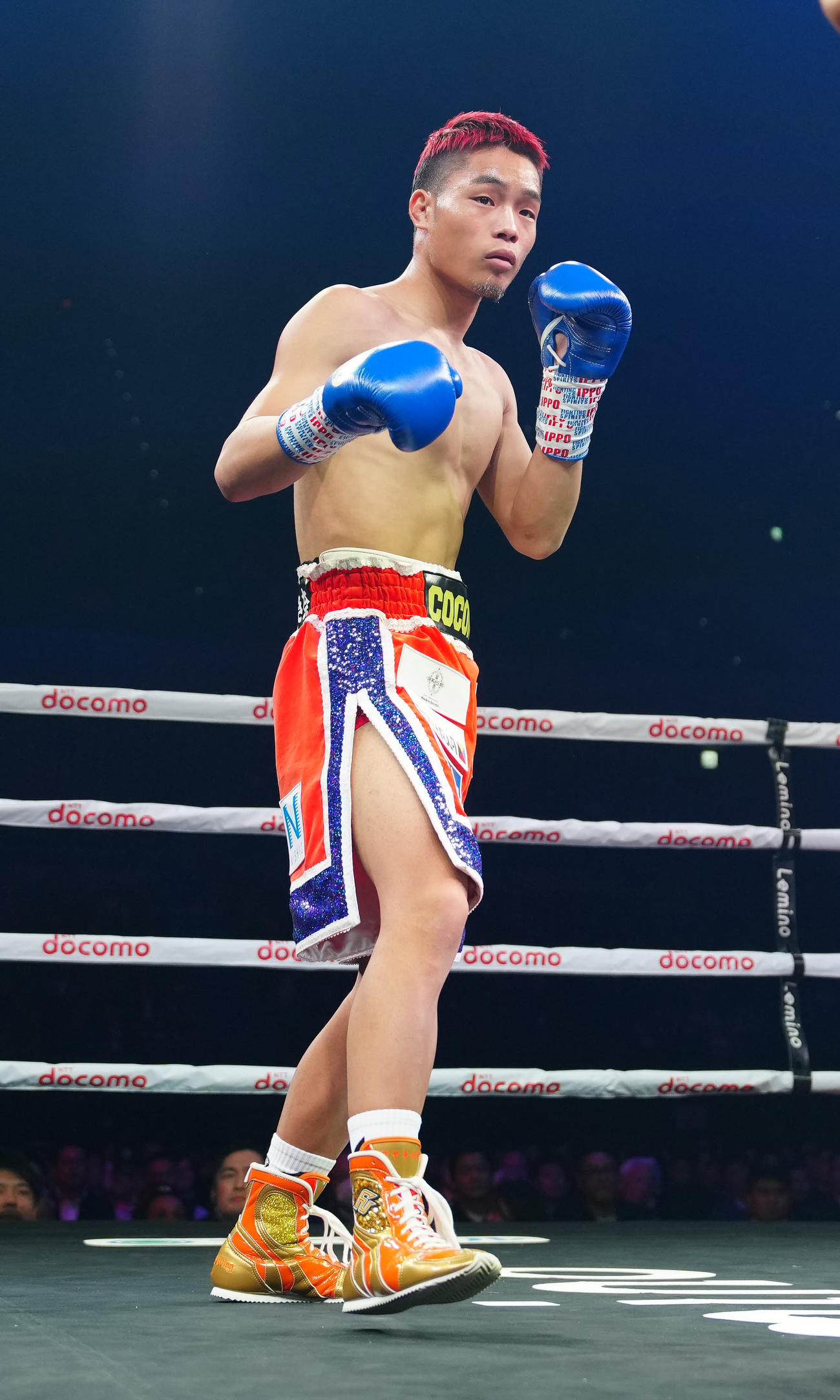 日本バンタム級タイトルマッチ10回戦　1回に臨む穴口一輝さん（23年12月26日）