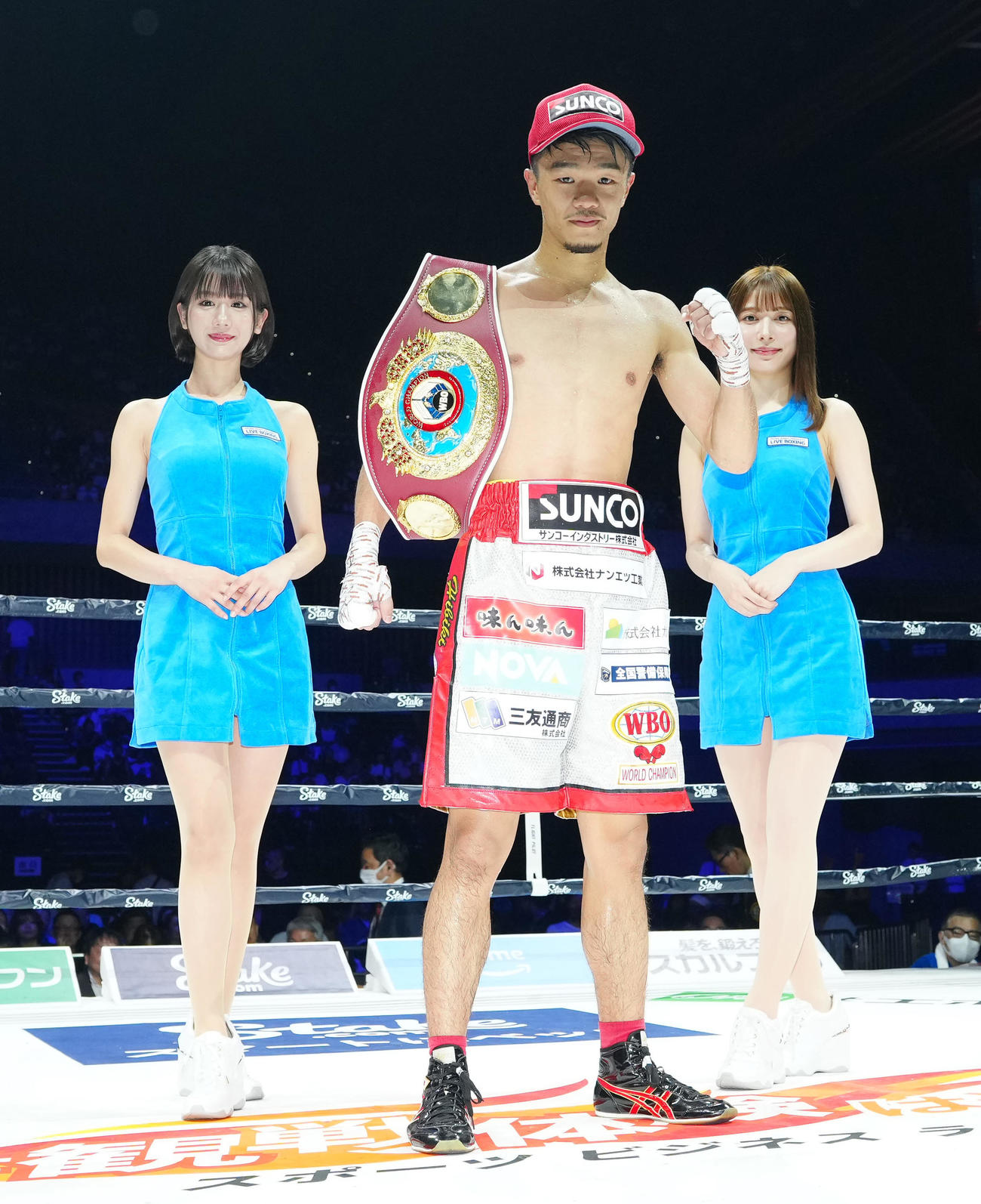 WBO世界スーパーフライ級タイトルマッチ　12回判定で防衛した中谷潤人（中央）（2023年9月18日撮影）