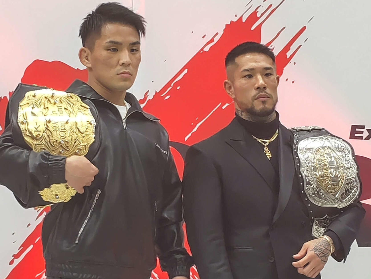 団体対抗戦での対戦が決まったRISE中村寛（右）とK－1与座優貴