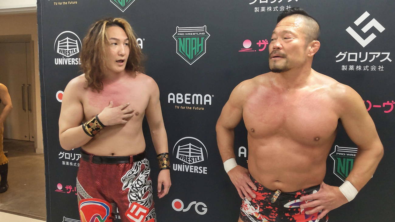 丸藤の逆水平チョップで佐々木憂流迦（左）の胸は真っ赤に腫れ上がった（右は杉浦貴）