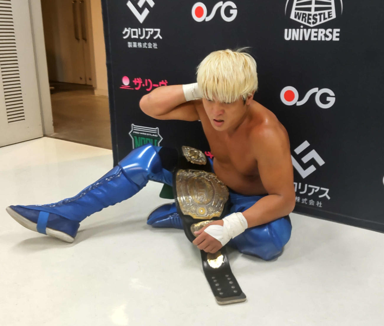 GHC王座前哨戦のタッグマッチに敗れた拳王は、悔しさのあまり「カブロン！」と叫んで控室へ消えた