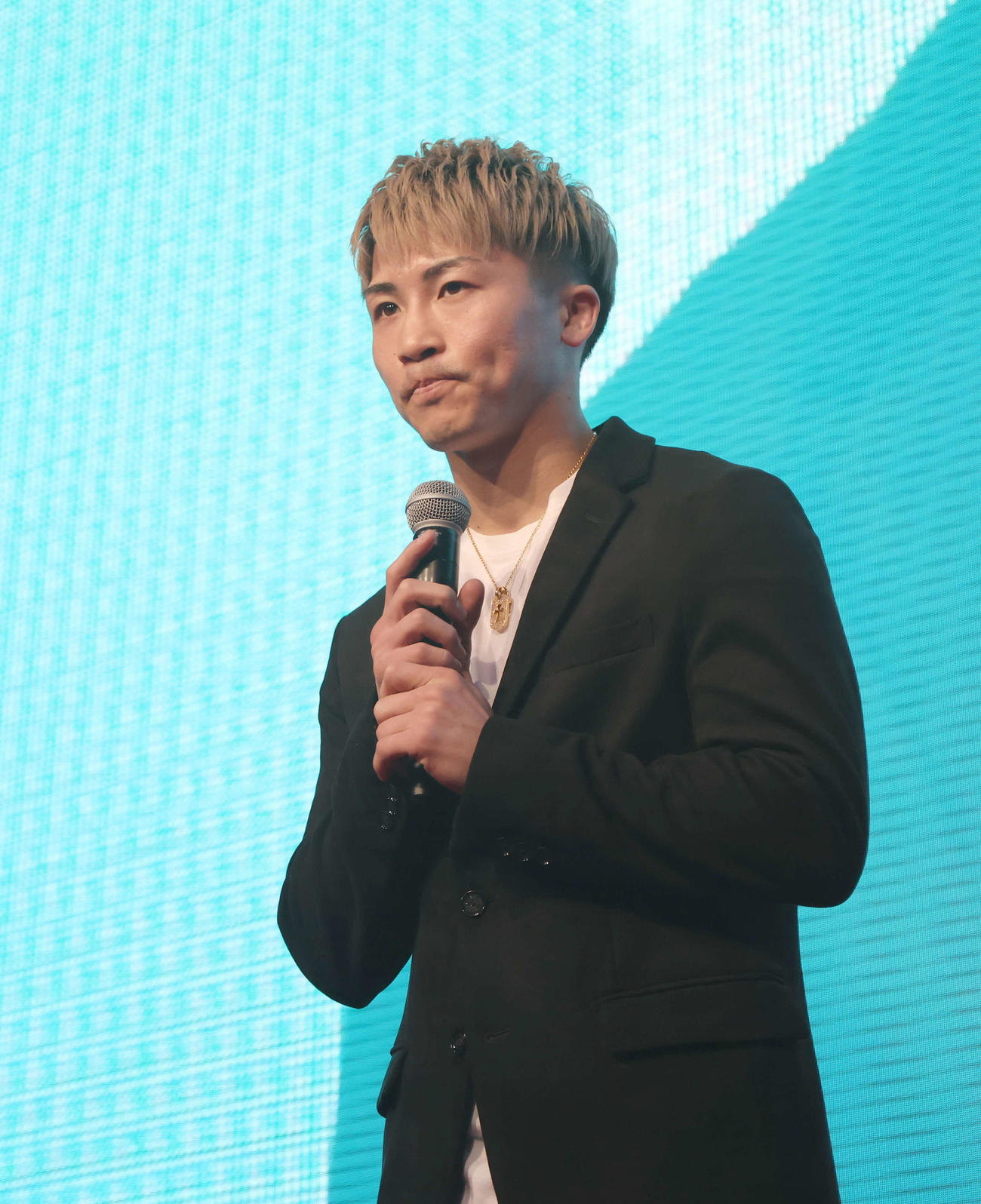 トークショーの冒頭で、亡くなった穴口一輝さんを追悼する井上（代表撮影）