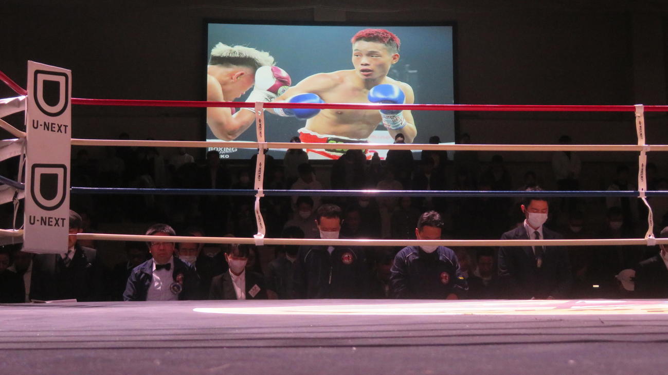 2日に死去した穴口一輝さんの所属ジム興行の試合前、黙とうをささげる日本ボクシングコミッション関係者や来場者