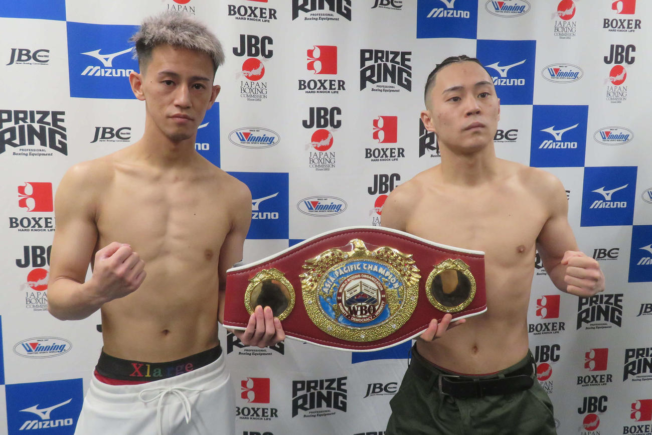 WBOアジア・パシフィック・ミニマム級王座決定戦の前日計量をクリアした小林（左）と金谷（2024年2月2日撮影）