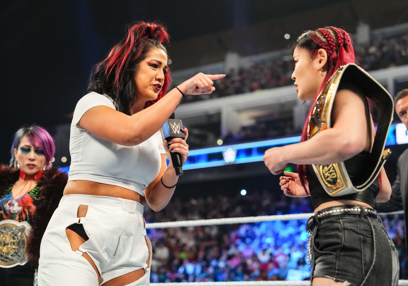ベイリー（左）とレッスルマニアで対決することになったWWE女子王者イヨ・スカイ（C）2024 WWE, Inc. All Rights Reserved.