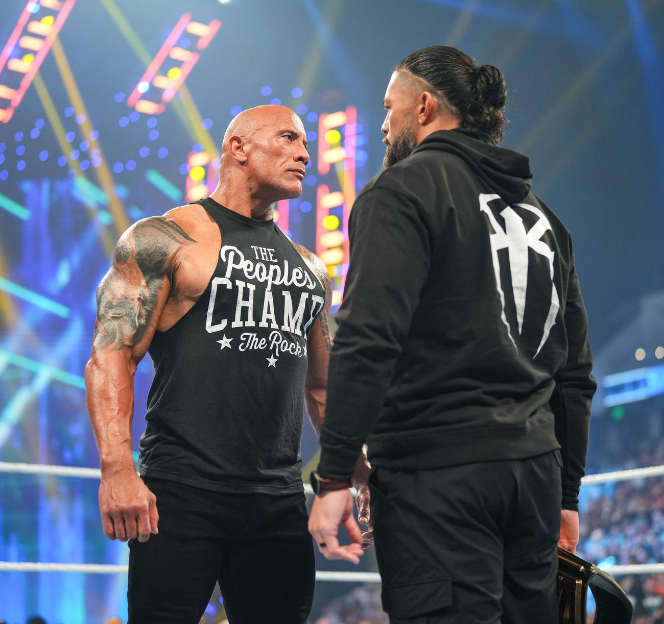 WWEヘビー級、ユニバーサル統一王者ローマン・レインズ（右）とリング上で向き合うザ・ロック（C）2024 WWE, Inc. All Rights Reserved.
