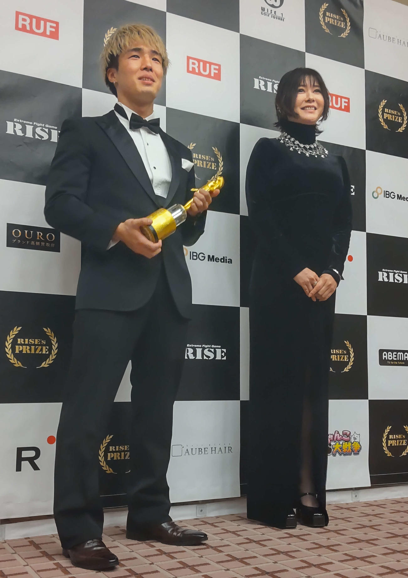 RISE年間表彰式でMVPを受賞した田丸辰とプレゼンターとして出席した真木よう子