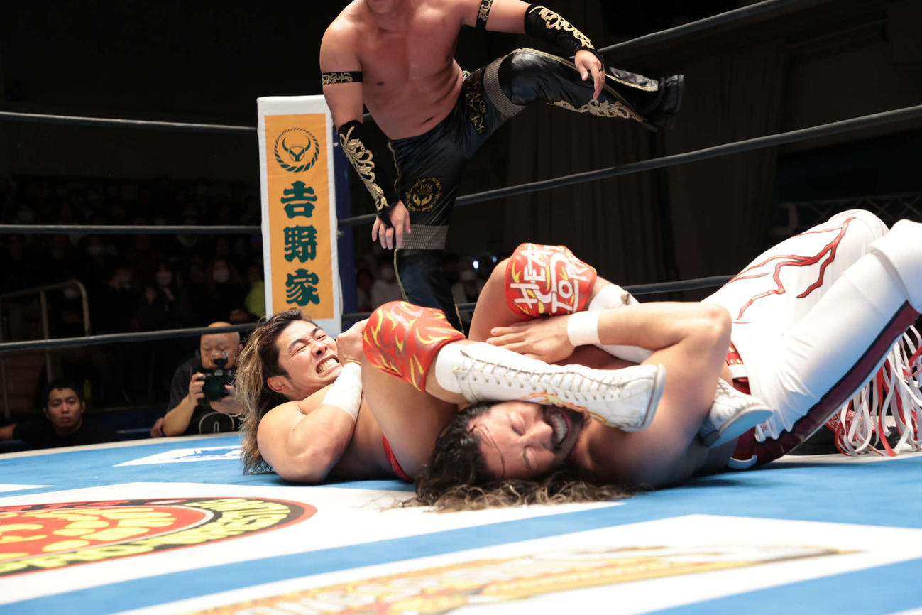 上村（左）が腕ひしぎ逆十字で辻からギブアップを奪った（写真提供・新日本プロレス）