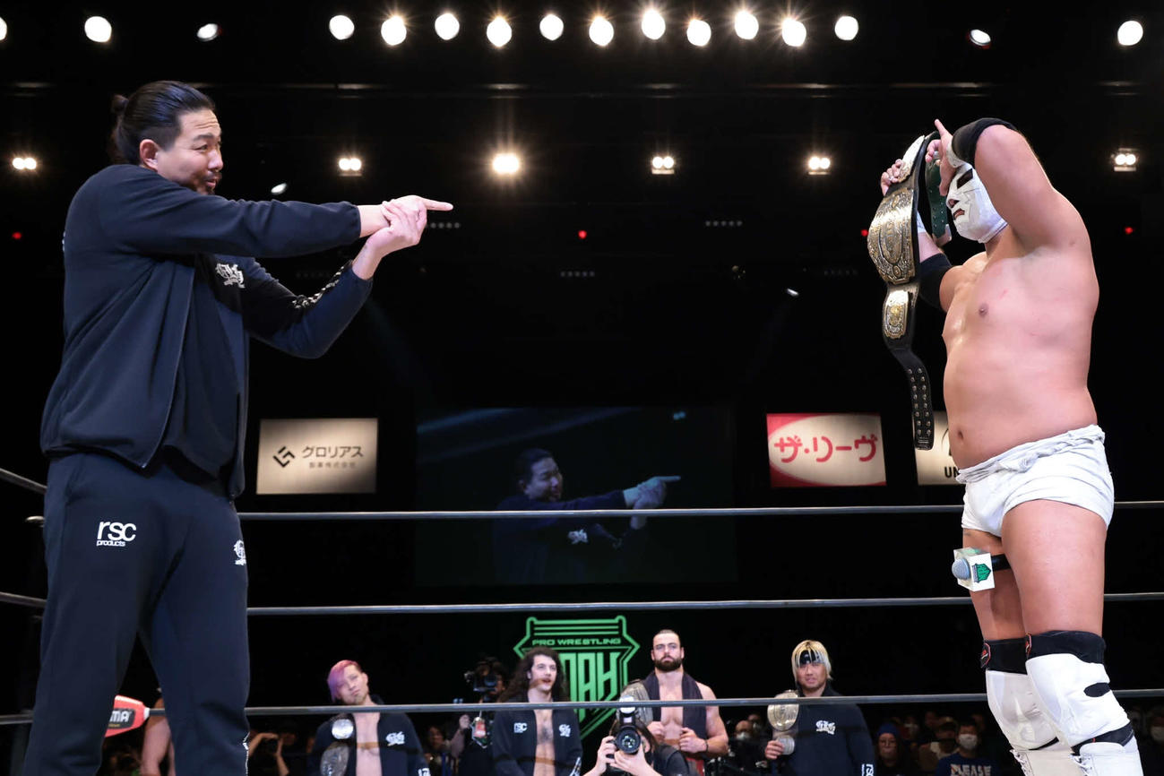 ワグナーが拳王に勝利してGHCヘビー新王者となった試合後、ジェイク・リー（左）が登場して次期挑戦者として名乗りを上げた（写真提供プロレスリング・ノア）