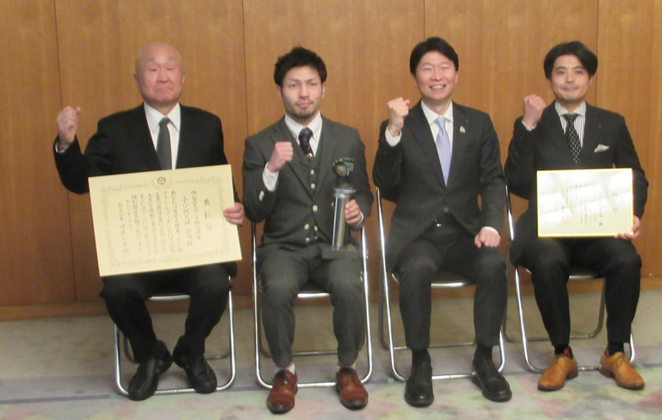 岡山県からの表彰式に臨んだ世界王者ユーリ阿久井（左から2人目）。同右隣は岡山県の伊原木知事。左は守安会長、右は田中トレーナー（撮影・実藤健一）