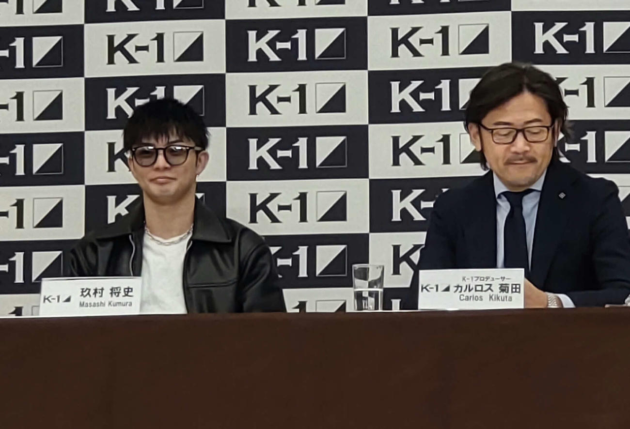 イタリアの強豪との対戦が決まった玖村将史（左）とK－1カルロス菊田プロデューサー