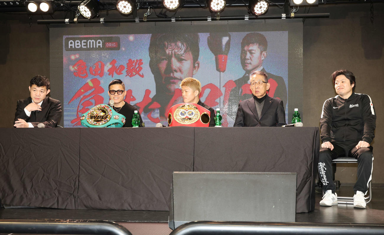 「3150FIGHT vol．8」発表記者会見に臨む、左から亀田ファウンダー、重岡優、重岡銀、渡辺会長、町田トレーナー（撮影・宮地輝）