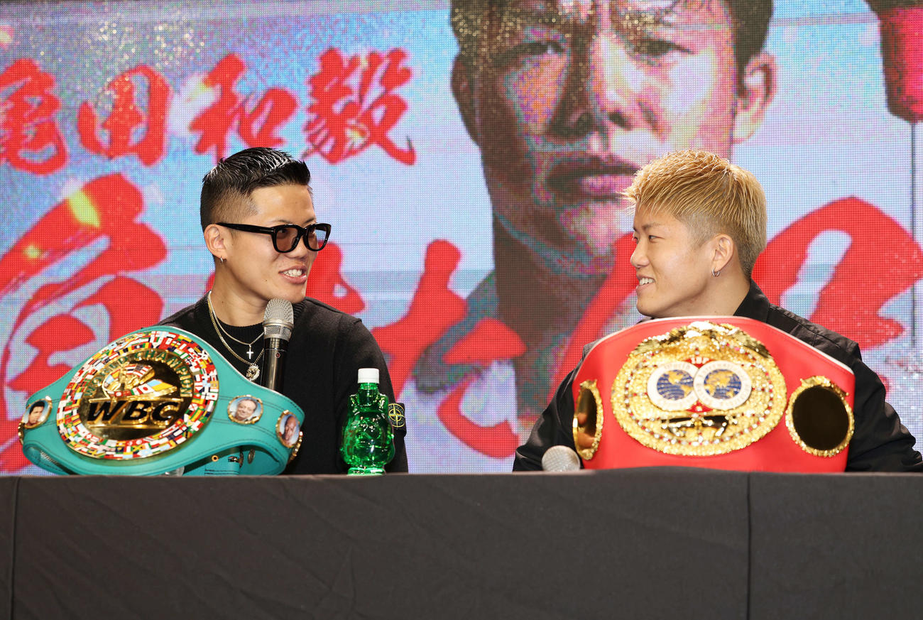 「3150FIGHT vol．8」発表記者会見で2人で話す重岡優（左）重岡銀（撮影・宮地輝）