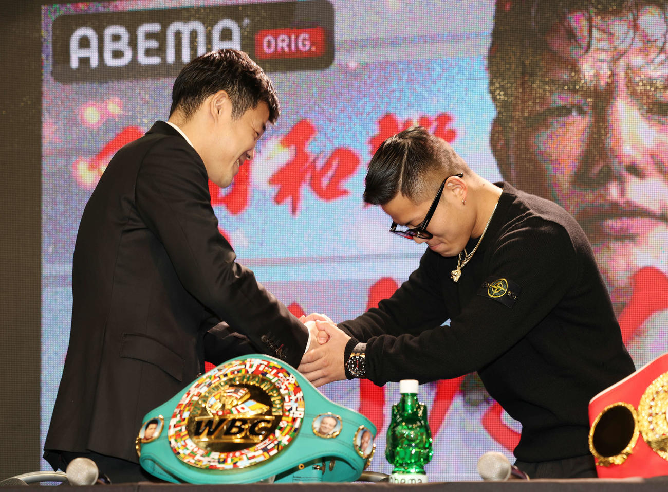 「3150FIGHT vol．8」発表記者会見で握手する亀田ファウンダー（左）と重岡優（撮影・宮地輝）