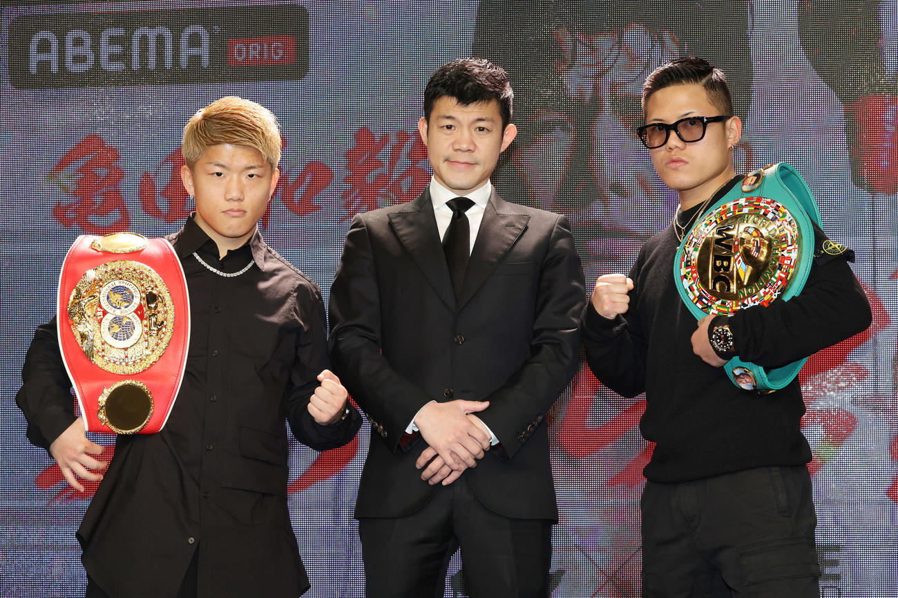 「3150FIGHT vol．8」発表記者会見で記念撮影する、左から重岡銀、亀田ファウンダー、重岡優（撮影・宮地輝）