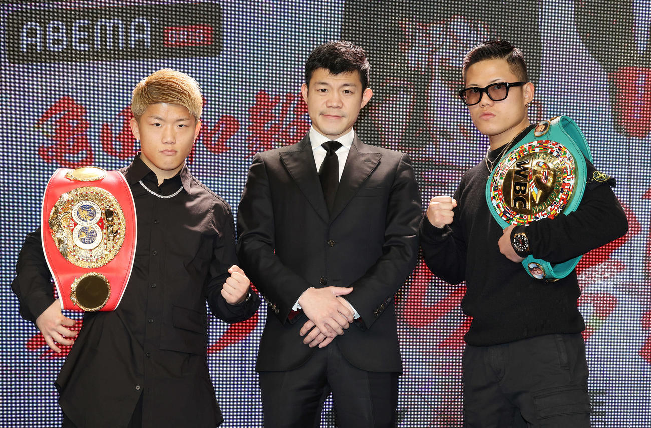 「3150FIGHT vol．8」発表記者会見で記念撮影する、左から重岡銀、亀田ファウンダー、重岡優（撮影・宮地輝）