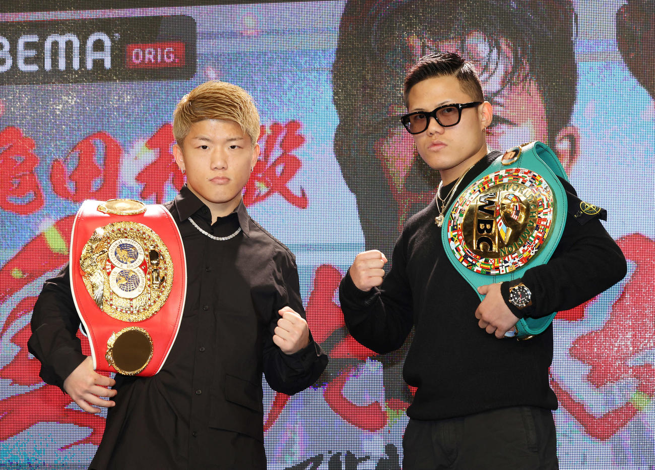 「3150FIGHT vol．8」発表記者会見で記念撮影する重岡銀（左）と重岡優（撮影・宮地輝）