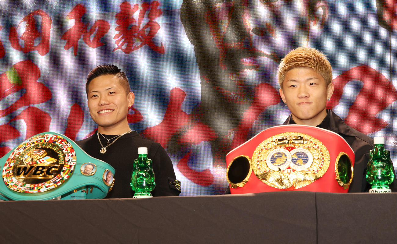 「3150FIGHT vol．8」発表記者会見で笑顔を見せる重岡優（左）と重岡銀（撮影・宮地輝）