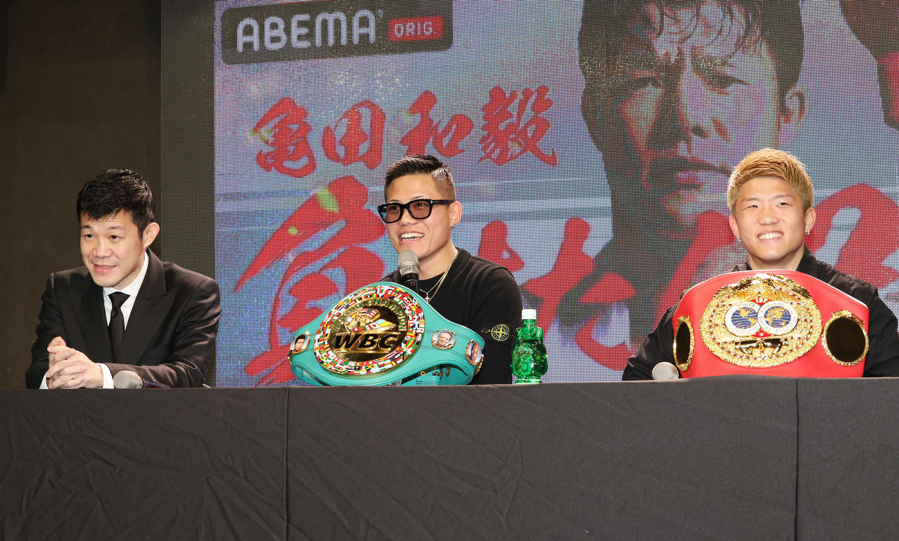 「3150FIGHT vol．8」発表記者会見で笑顔を見せる、左から亀田ファウンダー、重岡優、重岡銀（撮影・宮地輝）