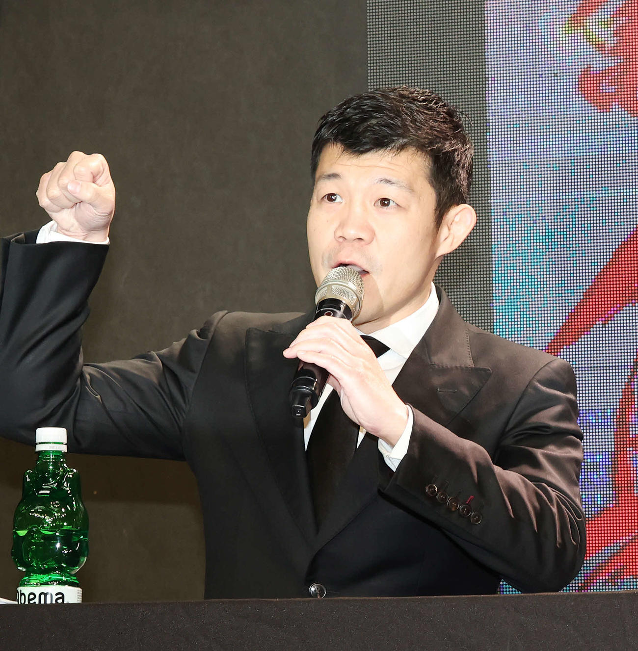 「3150FIGHT vol．8」発表記者会見で「サイコー」をする亀田ファウンダー（撮影・宮地輝）