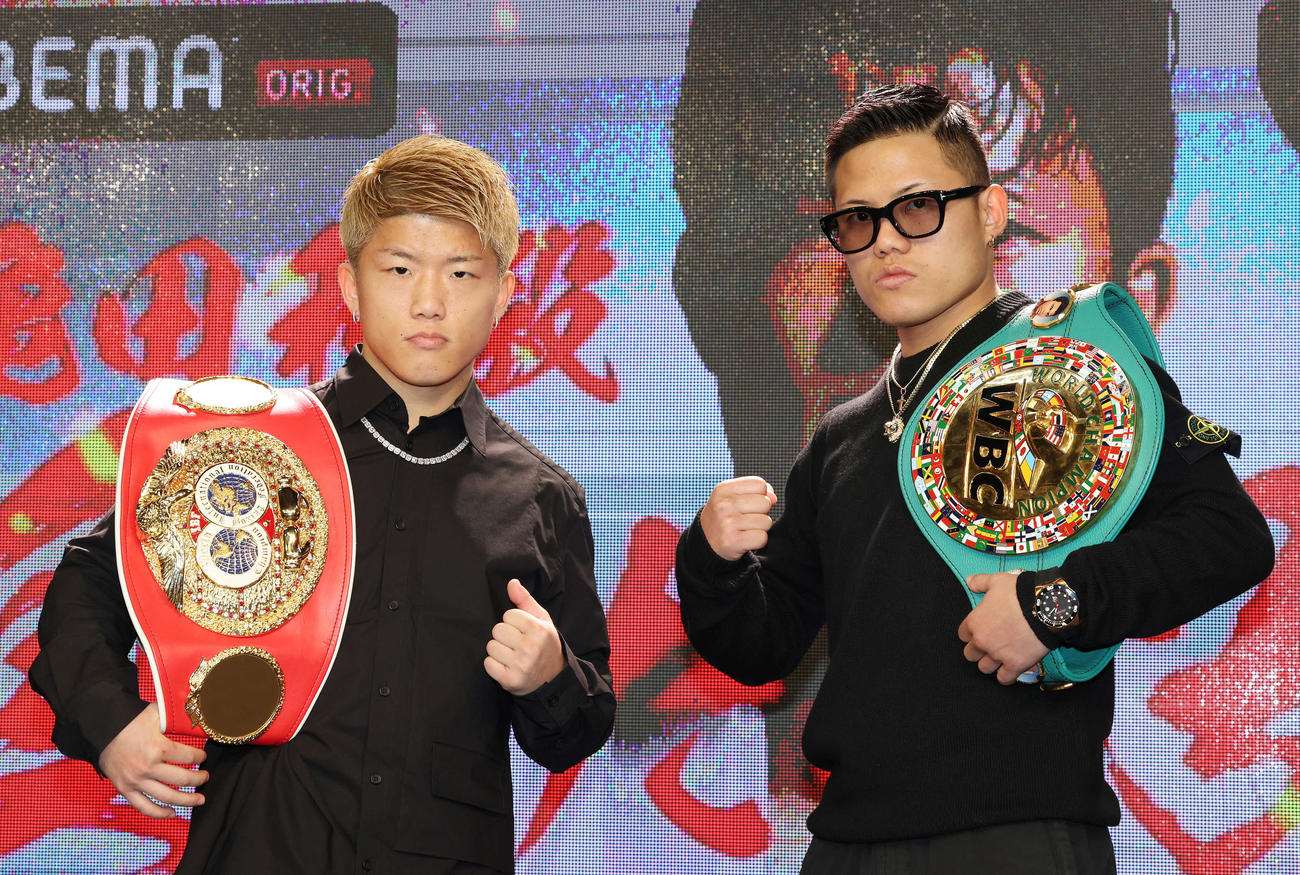 「3150FIGHT vol．8」発表記者会見で記念撮影する重岡銀（左）と重岡優（撮影・宮地輝）