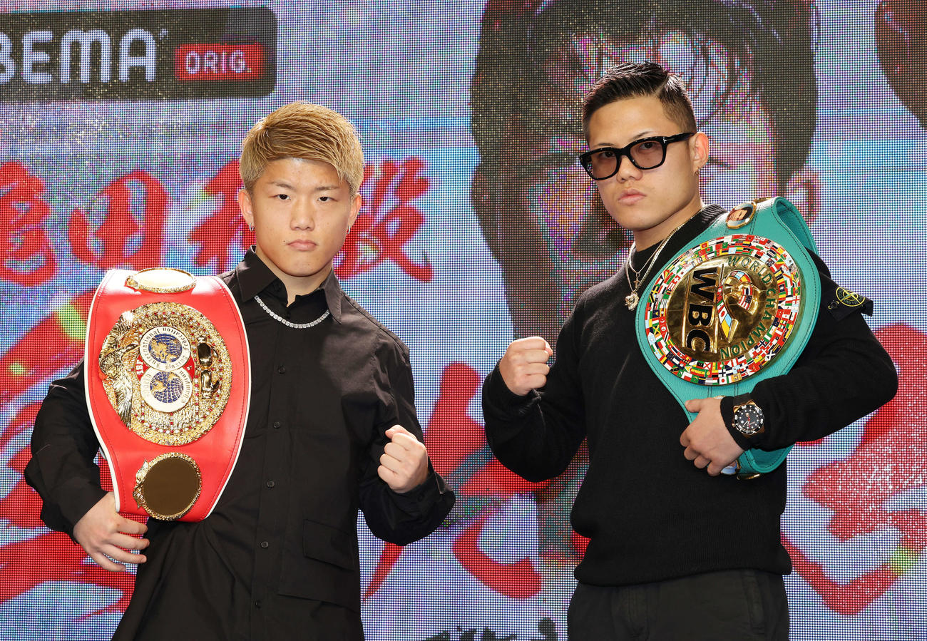 「3150FIGHT vol．8」発表記者会見で記念撮影する重岡銀（左）と重岡優（撮影・宮地輝）