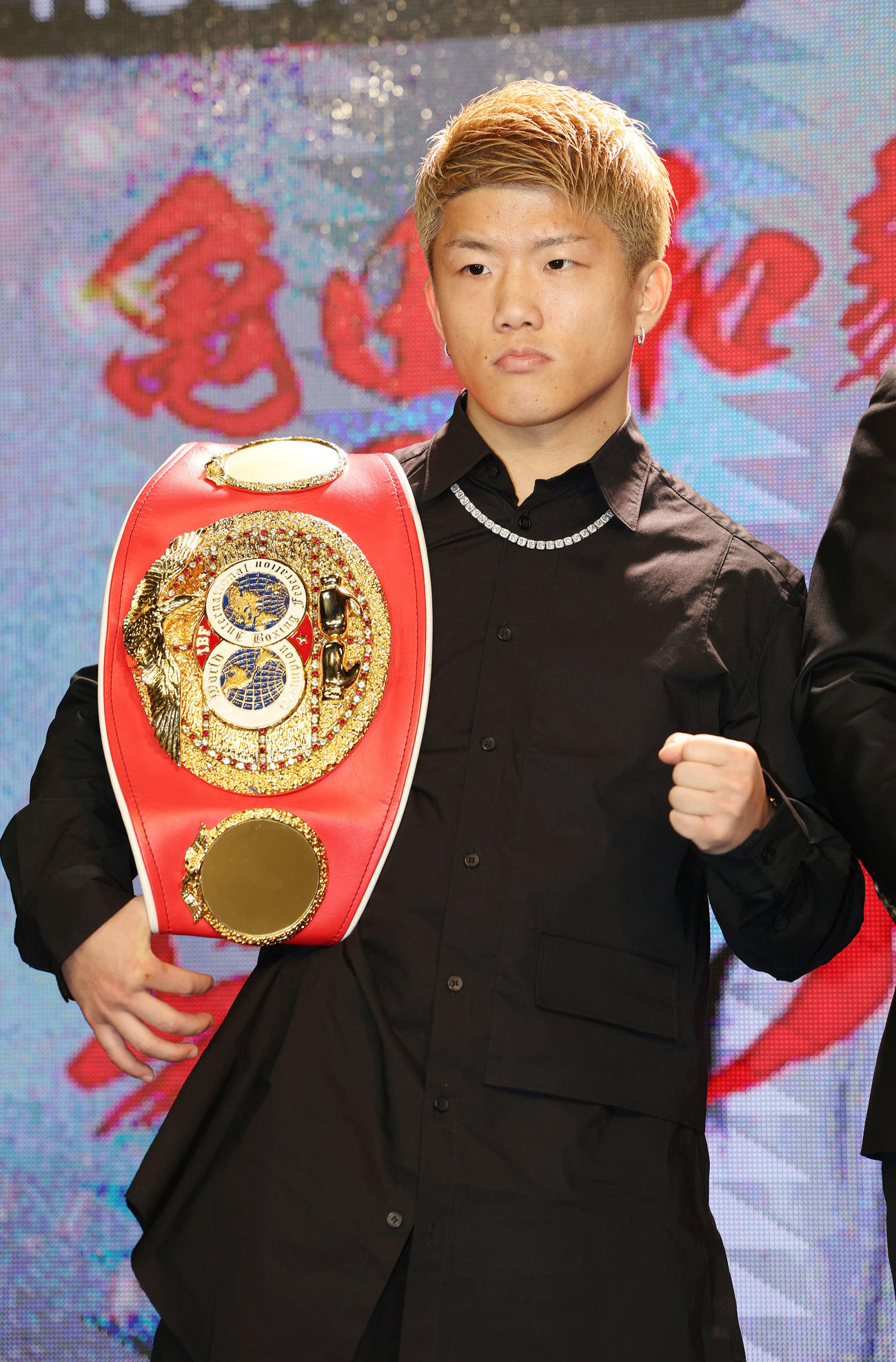 「3150FIGHT vol．8」発表記者会見でポーズを決める重岡銀（撮影・宮地輝）