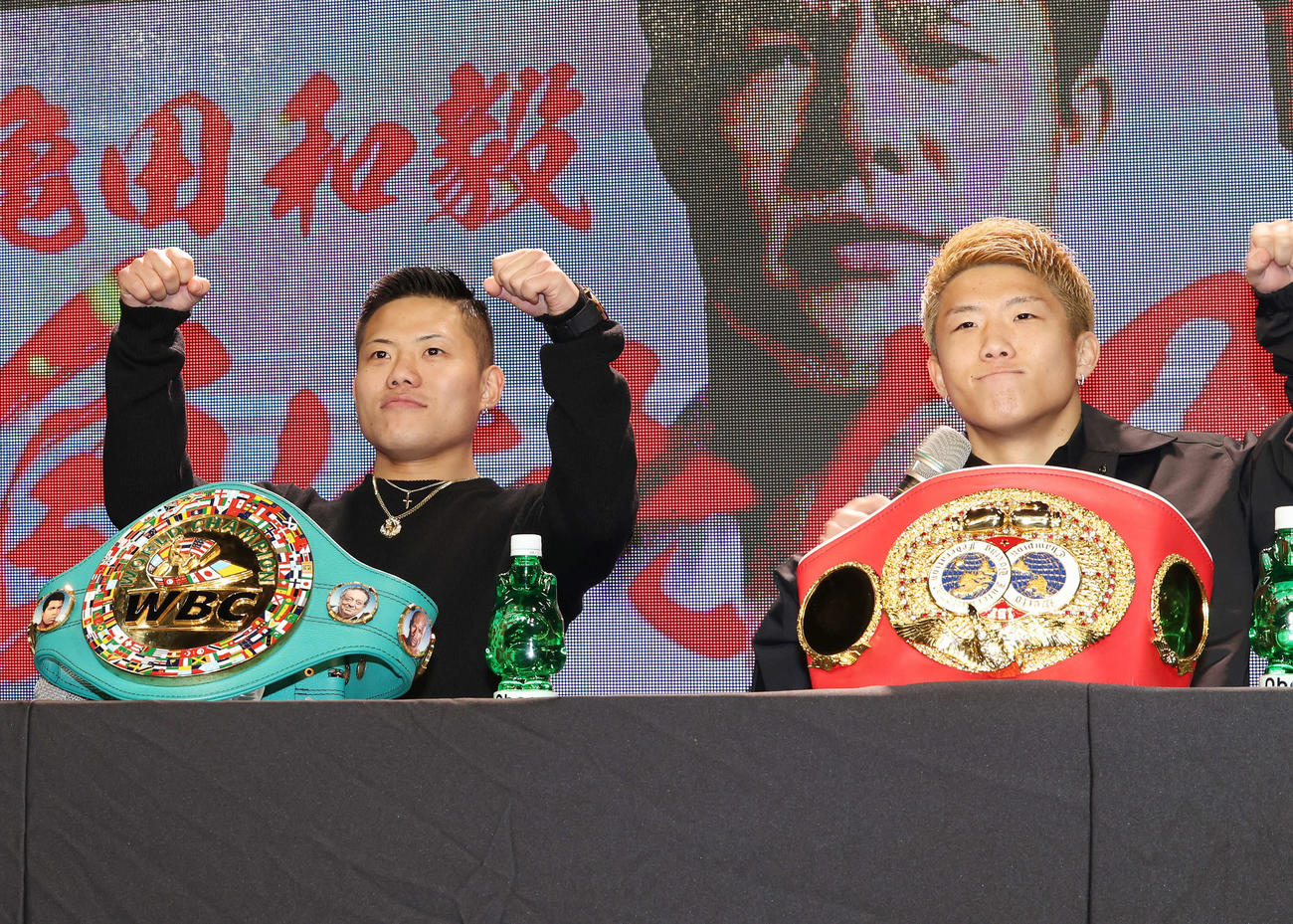 「3150FIGHT vol．8」発表記者会見で「サイコー」をする重岡優（左）と重岡銀（撮影・宮地輝）