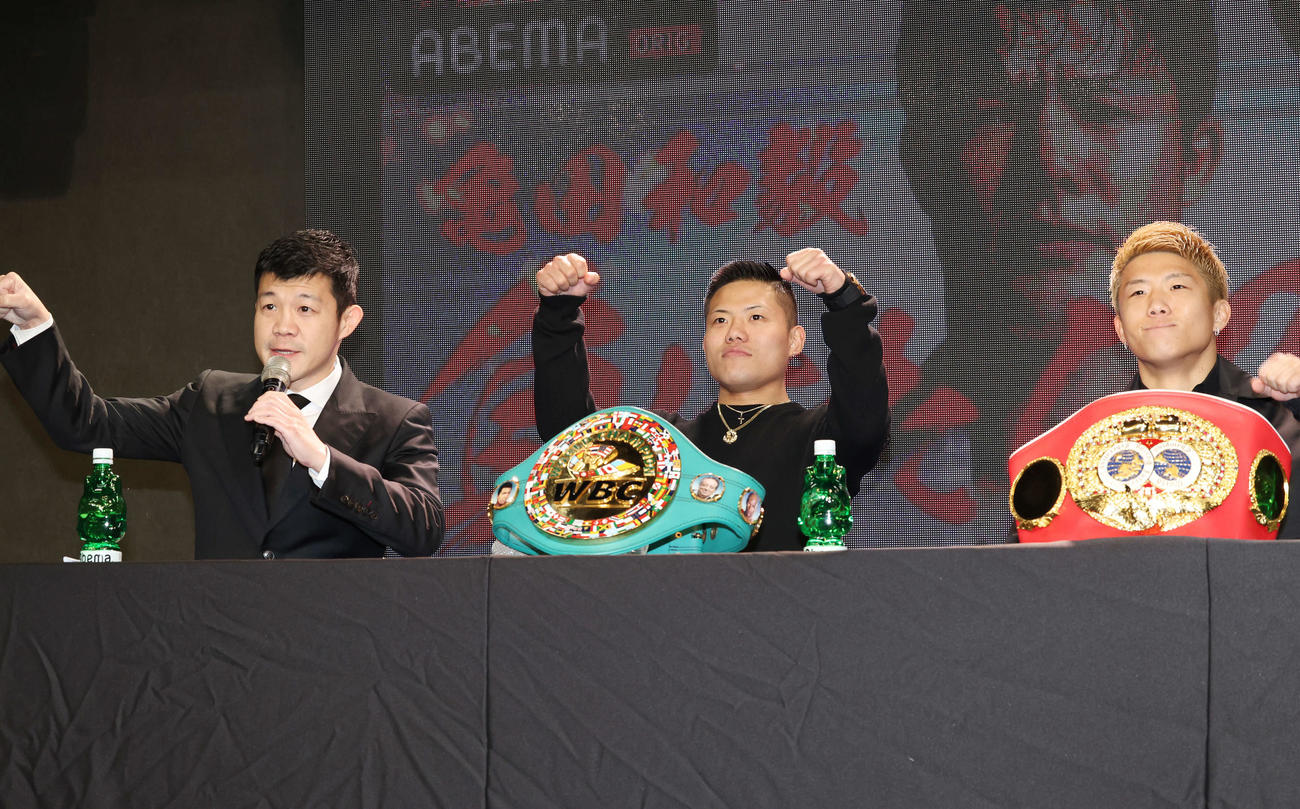「3150FIGHT vol．8」発表記者会見で亀田ファウンダー（左）と一緒に「サイコー」をする重岡優（中央）と重岡銀（撮影・宮地輝）