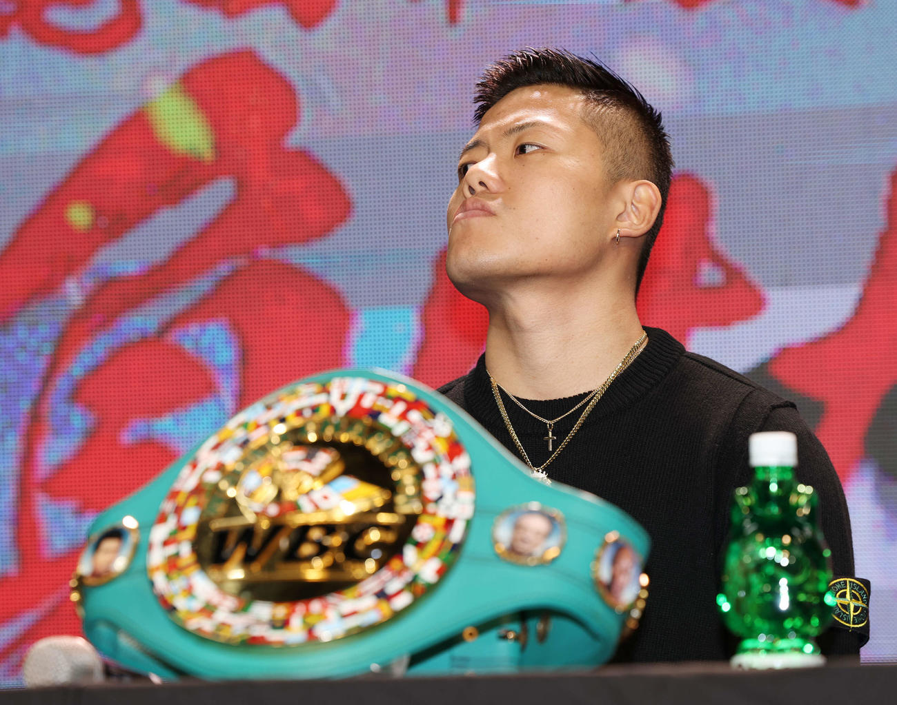 「3150FIGHT vol．8」発表記者会見で対戦相手の意気込みを聞く重岡優（撮影・宮地輝）