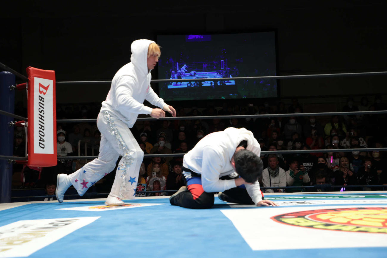 EVILに痛めつけられたスタッフを救助する海野（左）（写真提供・新日本プロレス）
