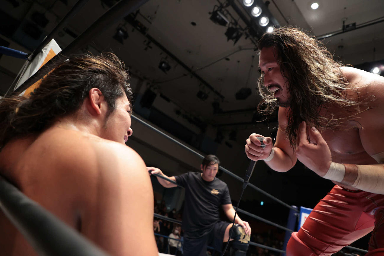 J5G上村（左）に髪切りマッチを要求するLIJ辻（写真提供・新日本プロレス）