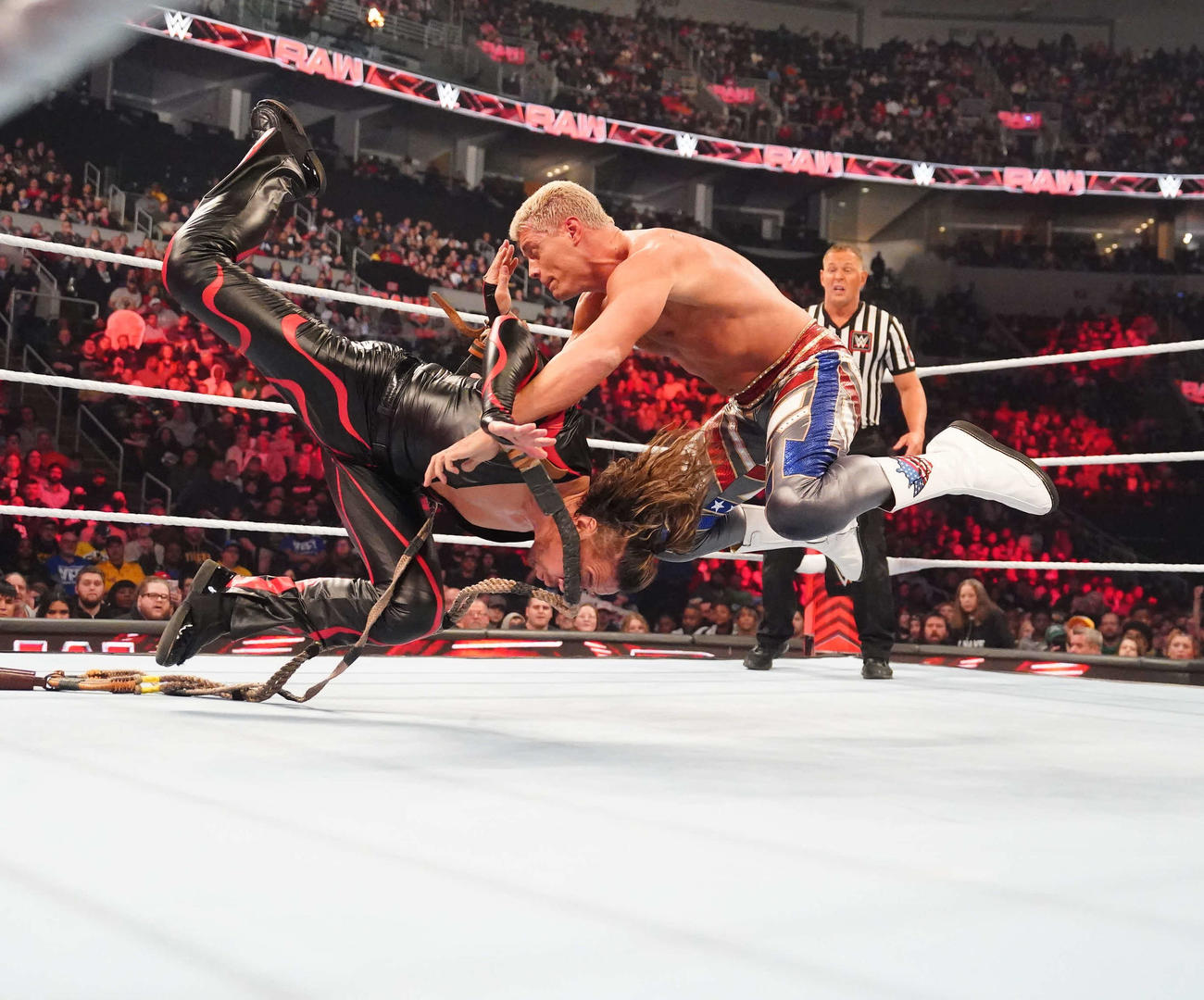 コーディ・ローデス（右）のペディグリーを浴びる中邑真輔（C）WWE