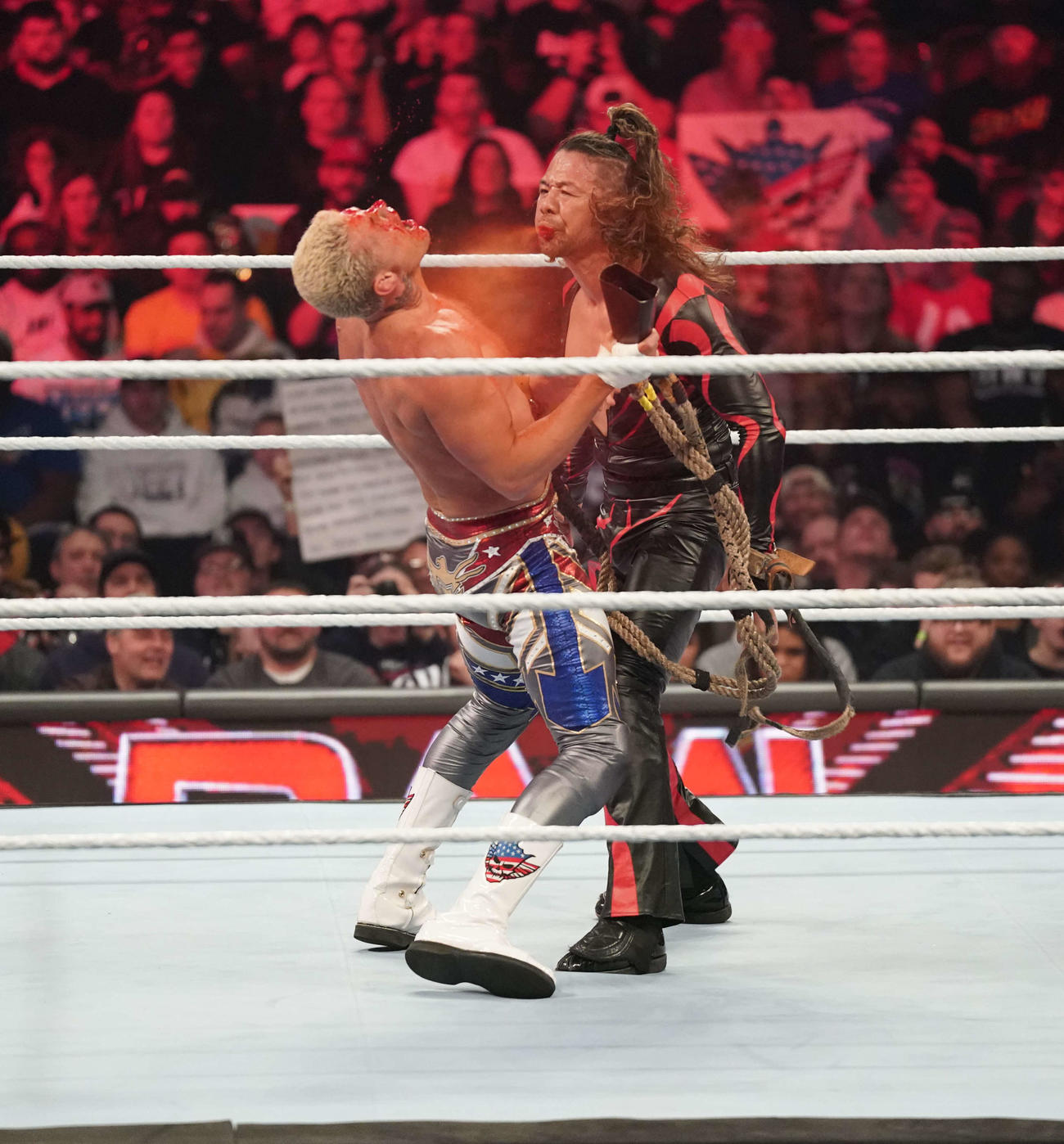 コーディ・ローデス（左）に赤い毒霧を放つ中邑真輔（C）WWE