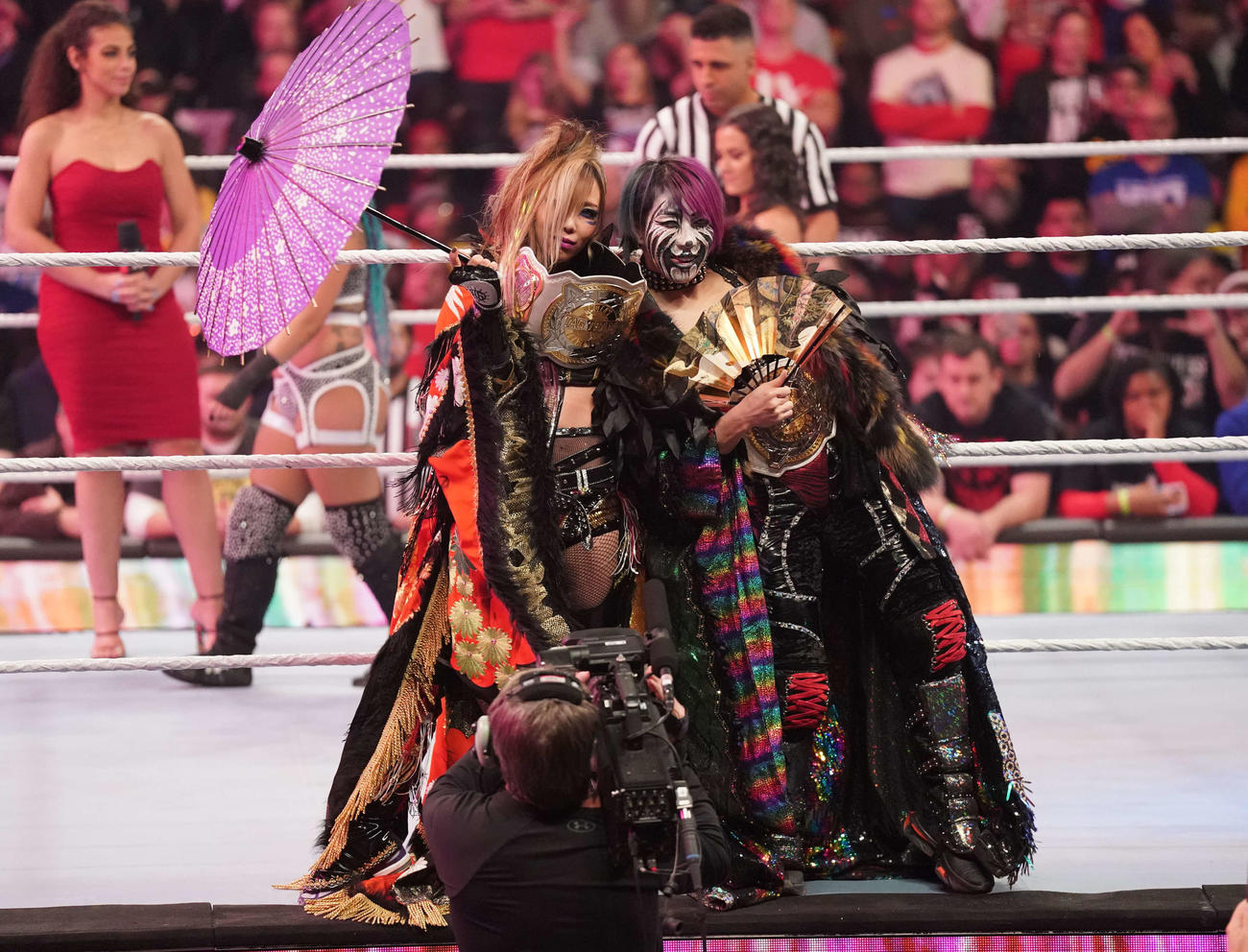 ド派手に入場するWWE女子タッグ王者のカイリ・セイン（左）とアスカのカブキ・ウォリアーズ（C）WWE