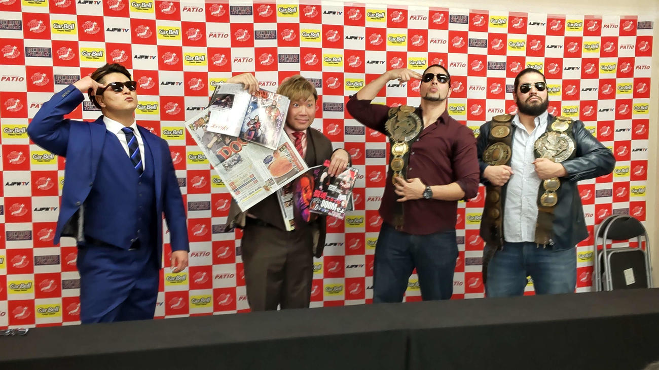（右から）王者組・斉藤ブラザーズの弟レイ、兄ジュン、なぜか斉藤ブラザーズにサインをねだった挑戦者組ビジネスタッグの宮原健斗、ジュンのものまねで会見に臨んだ青柳優馬