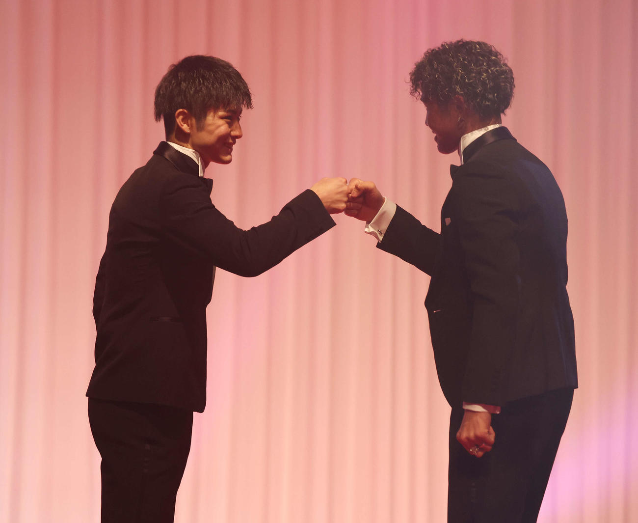 K－1 AWARDS 2023で最高試合賞を受賞し、鈴木真彦（右）とグータッチする玖村将史（撮影・宮地輝）