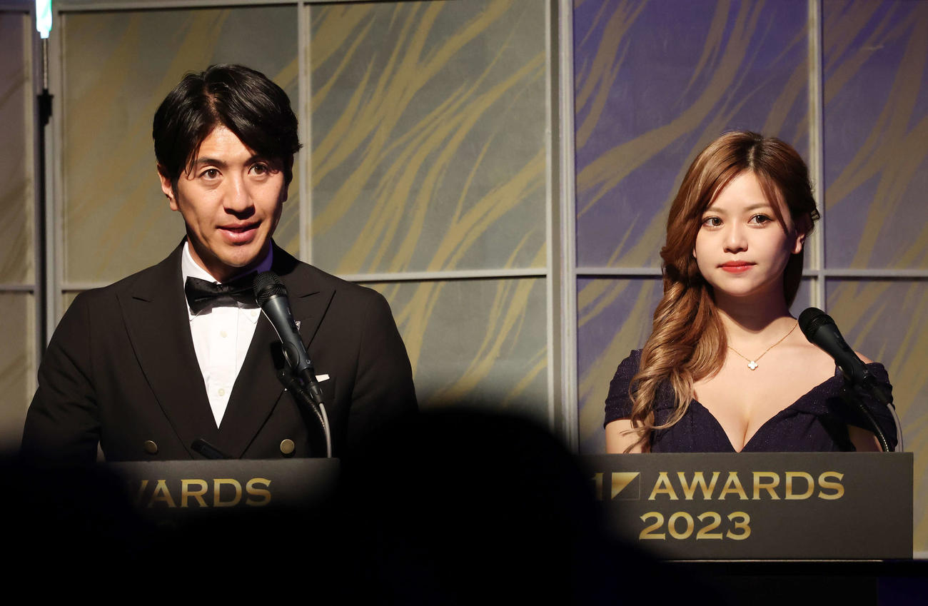 K－1 AWARDS 2023でMCを務める田中大貴アナウンサー（左）と樹里（撮影・宮地輝）