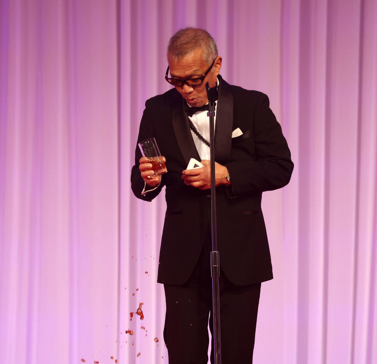 K－1 AWARDS 2023の乾杯あいさつでグラスをこぼす石井和義K－1アドバイザー（撮影・宮地輝）