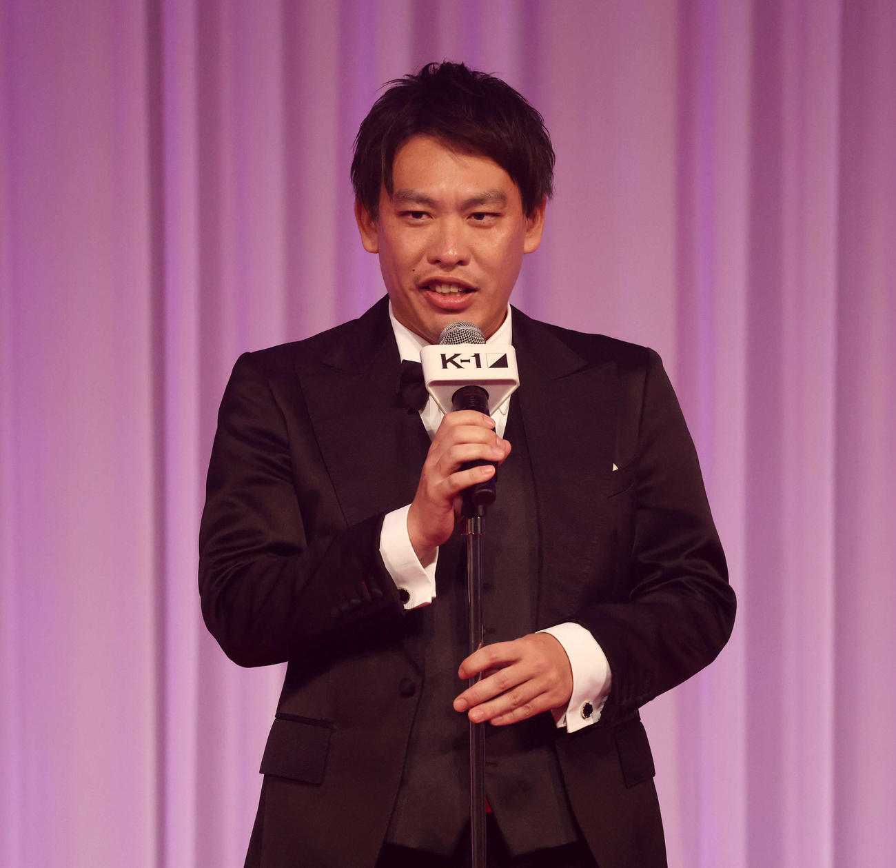 K－1 AWARDS 2023でK－1 ReBIRTH賞のプレゼンターを務める箕輪厚介氏（撮影・宮地輝）