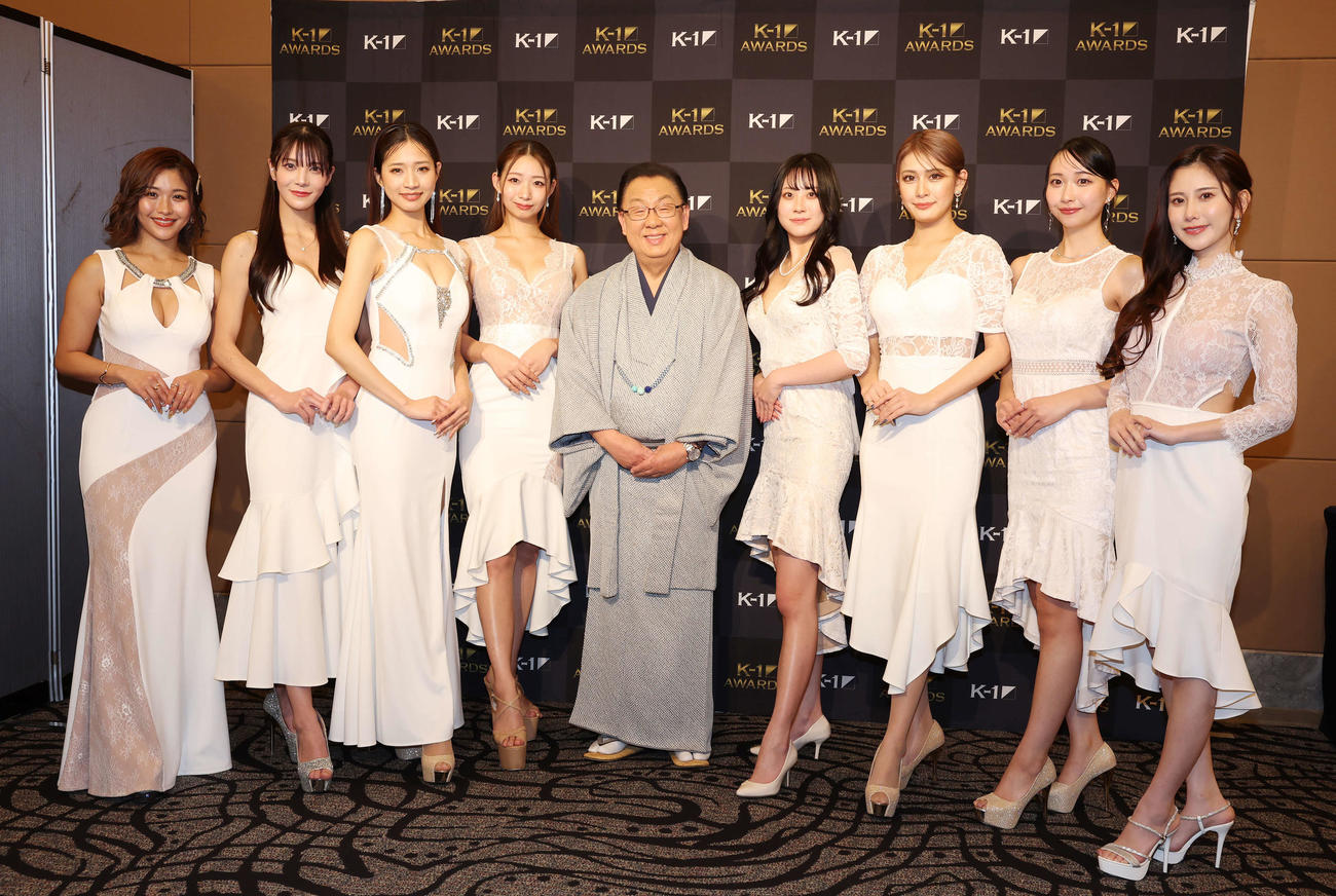 K－1 AWARDS 2023でK－1ガールズと記念撮影する梅沢富美男（中央）（撮影・宮地輝）