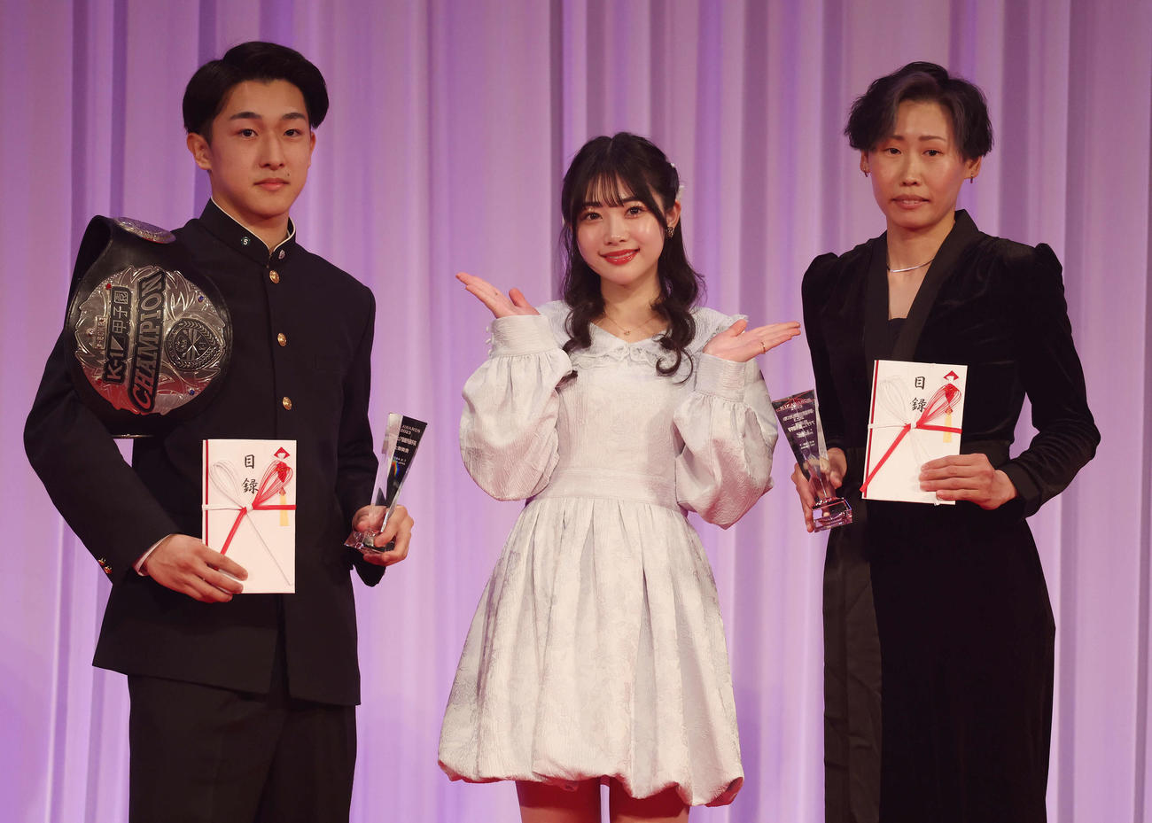 K－1 AWARDS 2023でアマチュア最優秀選手賞を受賞し、プレゼンターの小浜桃奈（中央）と記念撮影する上野泰貴（左）と林美菜（撮影・宮地輝）